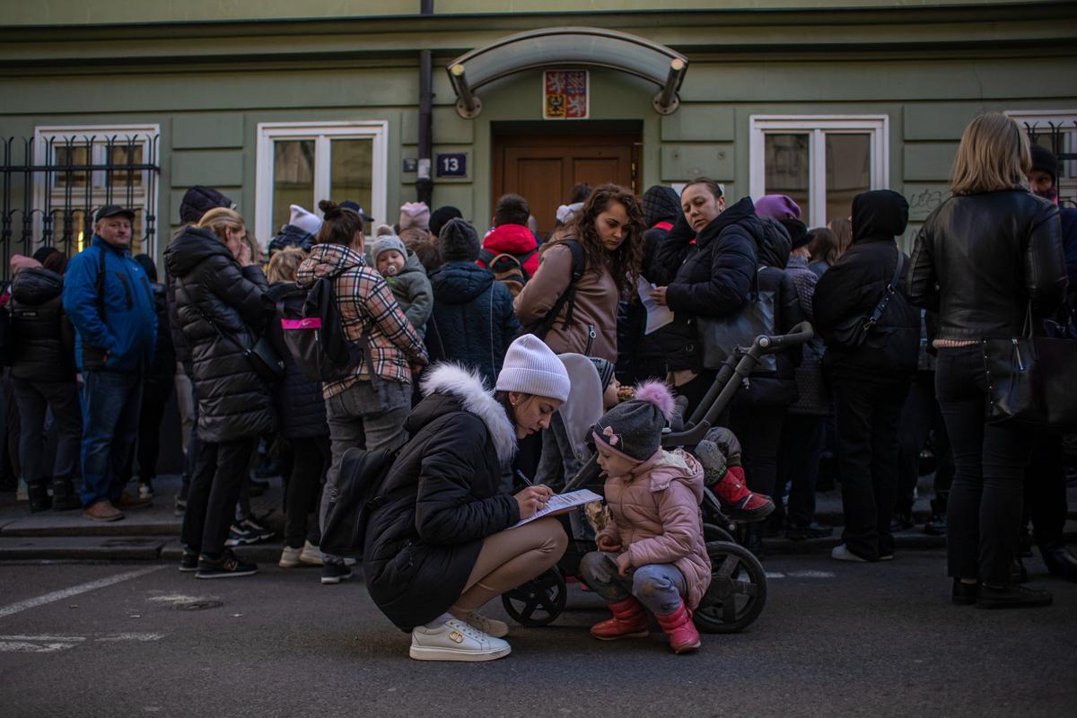 Беженцы их Украины у бюро труда в Праге, Чешская Республика, 22 марта 2022 г. Фото: EPA-EFE/MARTIN DIVISEK