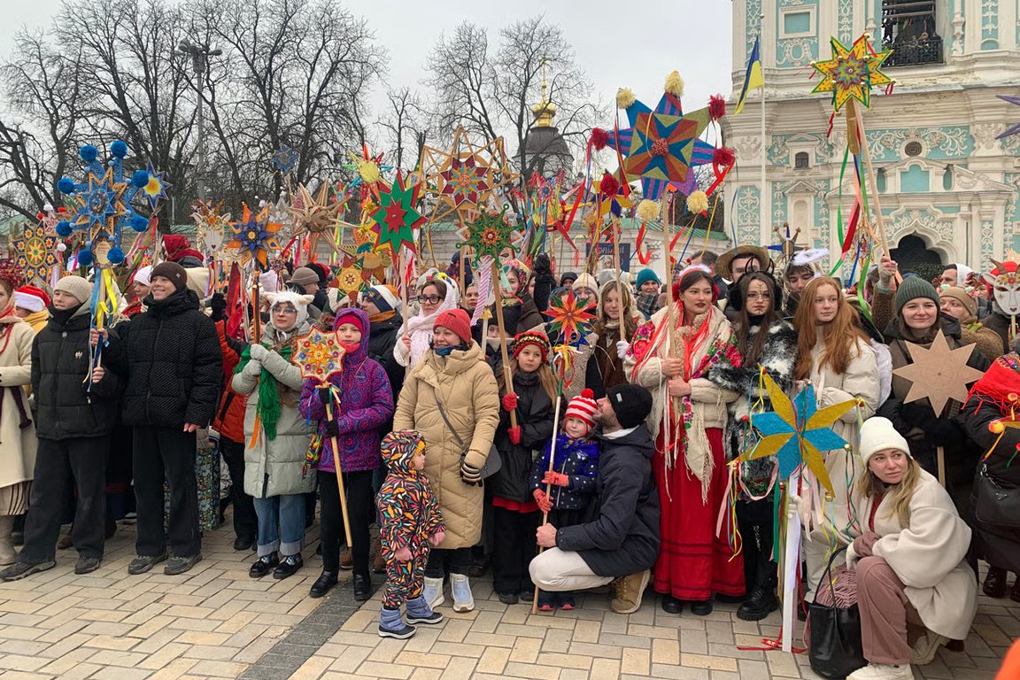 Ukrainians celebrate Christmas on St. Michael’s Square in Kyiv, Ukraine, 25 December 2025. Photo: Olga Musafirova / Novaya Gazeta Europe