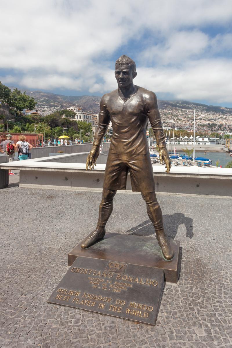 Статуя Роналду на Мадейре изображает стойку при исполнении им штрафных ударов. Фото: Wikipedia