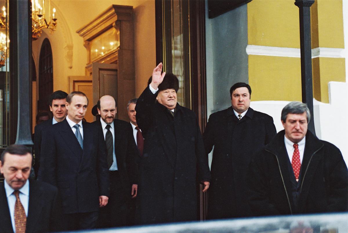 Владимир Путин, руководитель Администрации президента Александр Волошин и Борис Ельцин, покидающий Кремль. 31 декабря 1999 года. Фото: Авторство: Wikimedia Commons,  Kremlin.ru  ,  CC BY 4.0,
