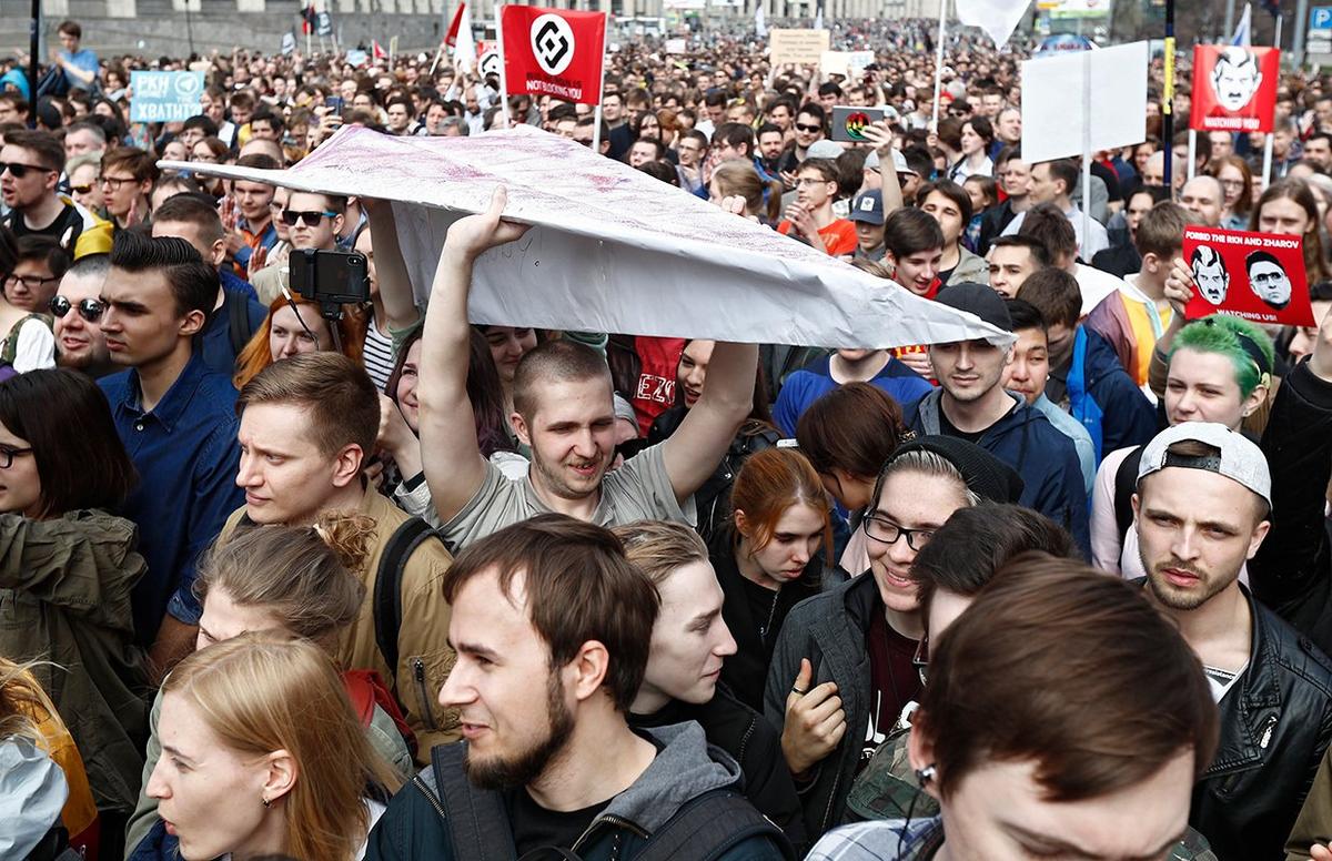 Люди держат огромный бумажный самолетик как символ мессенджера Telegram на митинге за свободный интернет в Москве, 30 апреля 2018 года. Фото: Сергей Ильницкий / EPA-EFE
