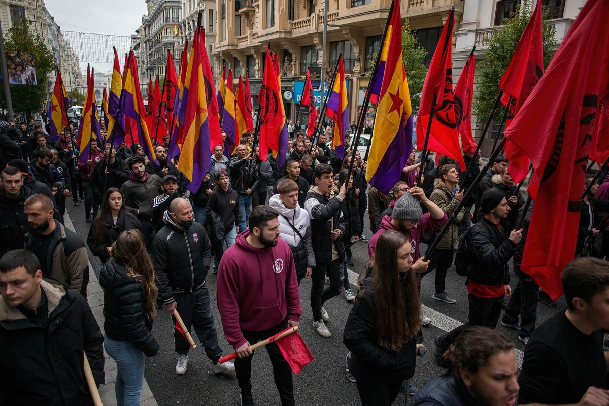 Протестующие маршируют с республиканскими флагами и выкрикивают лозунги во время демонстрации против монархии. 6 декабря 2022 года, Испания, Мадрид. Фото: Луис Сото / SOPA Images / LightRocket / Getty Images