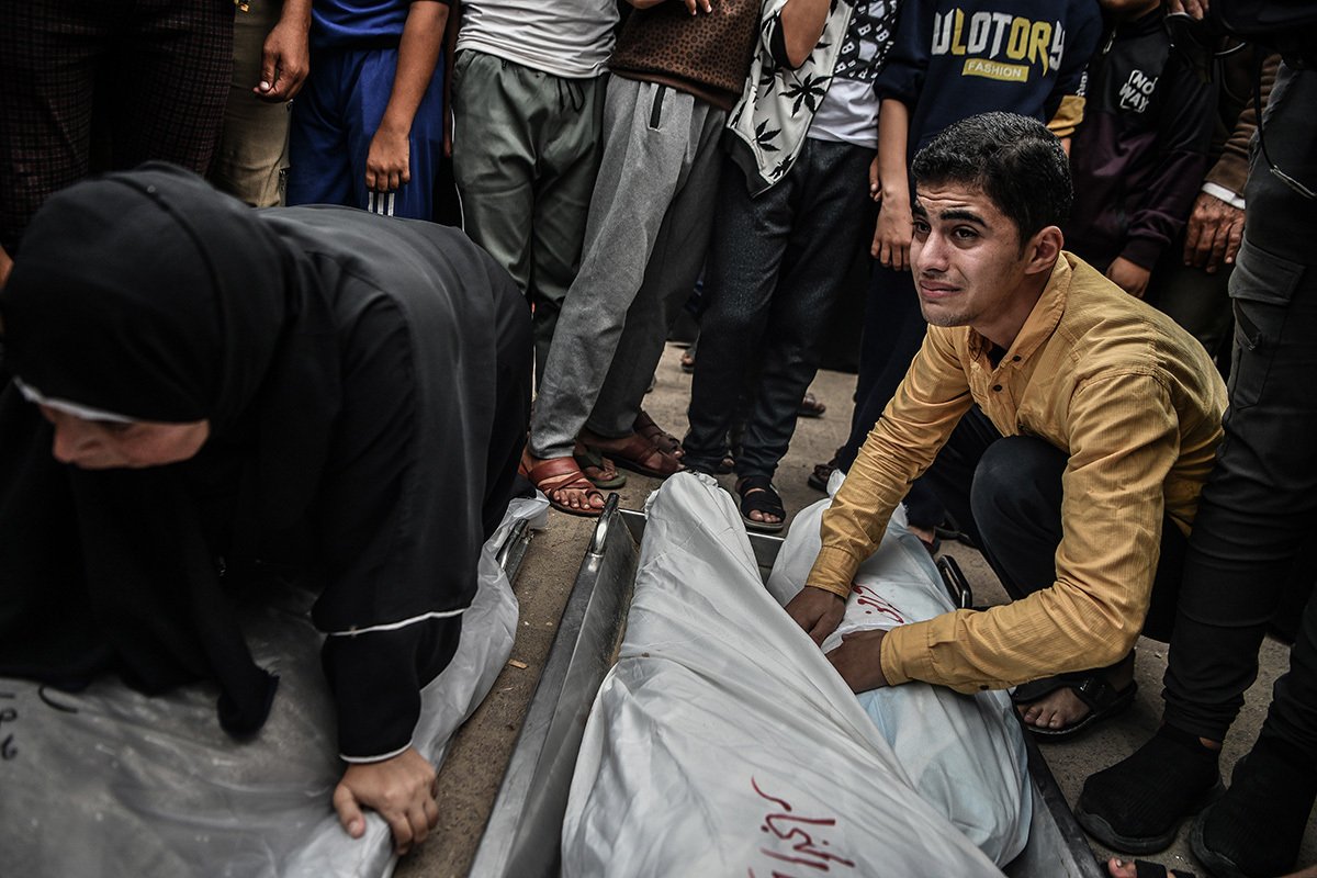 Родственники погибших в результате израильских атак у морга больницы «Насер», сектор Газа, 12 ноября 2023 года. Фото: Abed Zagout / Anadolu / Getty Images