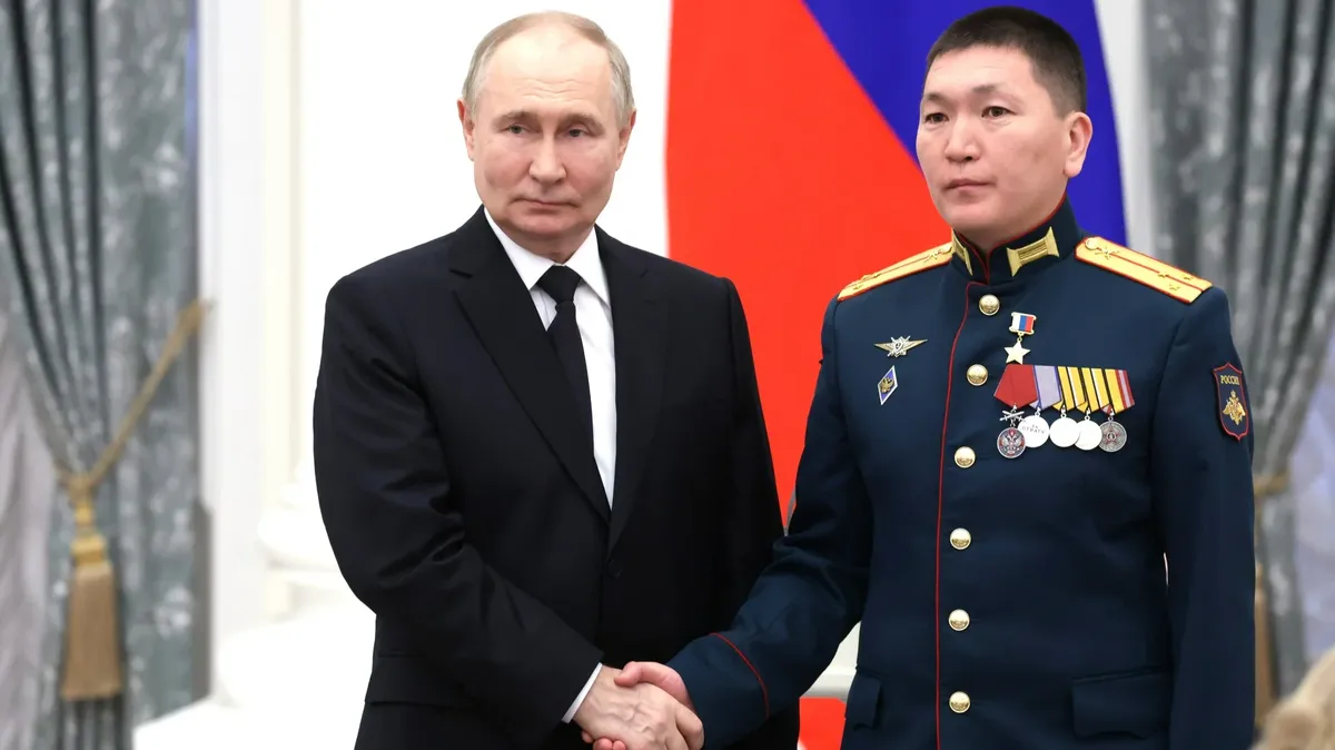 Путин вручил Звезду Героя России военному из дивизии, которая на протяжении месяца удерживала в подвале более 350 жителей украинского села