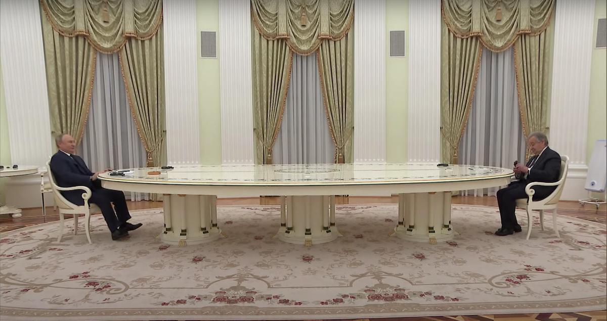 Переговоры традиционно проходили за овальным столом