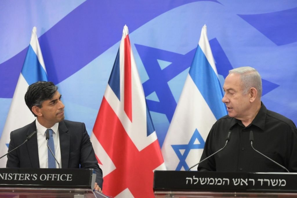 Премьер-министр Великобритании Риши Сунак во время совместной пресс-конференции с премьер-министром Израиля Беньямином Нетаньяху. Иерусалим, 29 октября 2023 года. Фото: Amos Ben-Gershom (GPO)-Handout/Anadolu / Getty Images