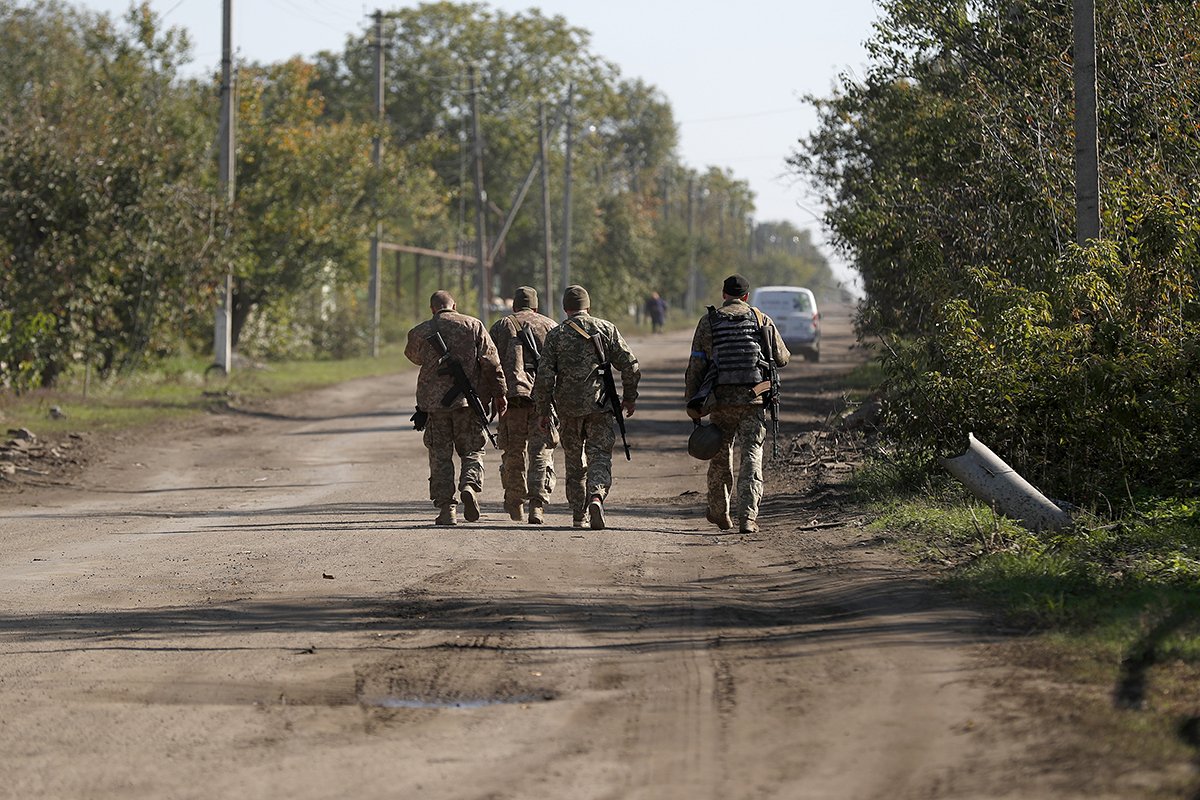 Патруль украинских солдат в селе Пески-Радковское, примерно в 150 км к востоку от Харькова, Украина, 7 октября 2022 года. Фото: Atef Safadi / EPA-EFE