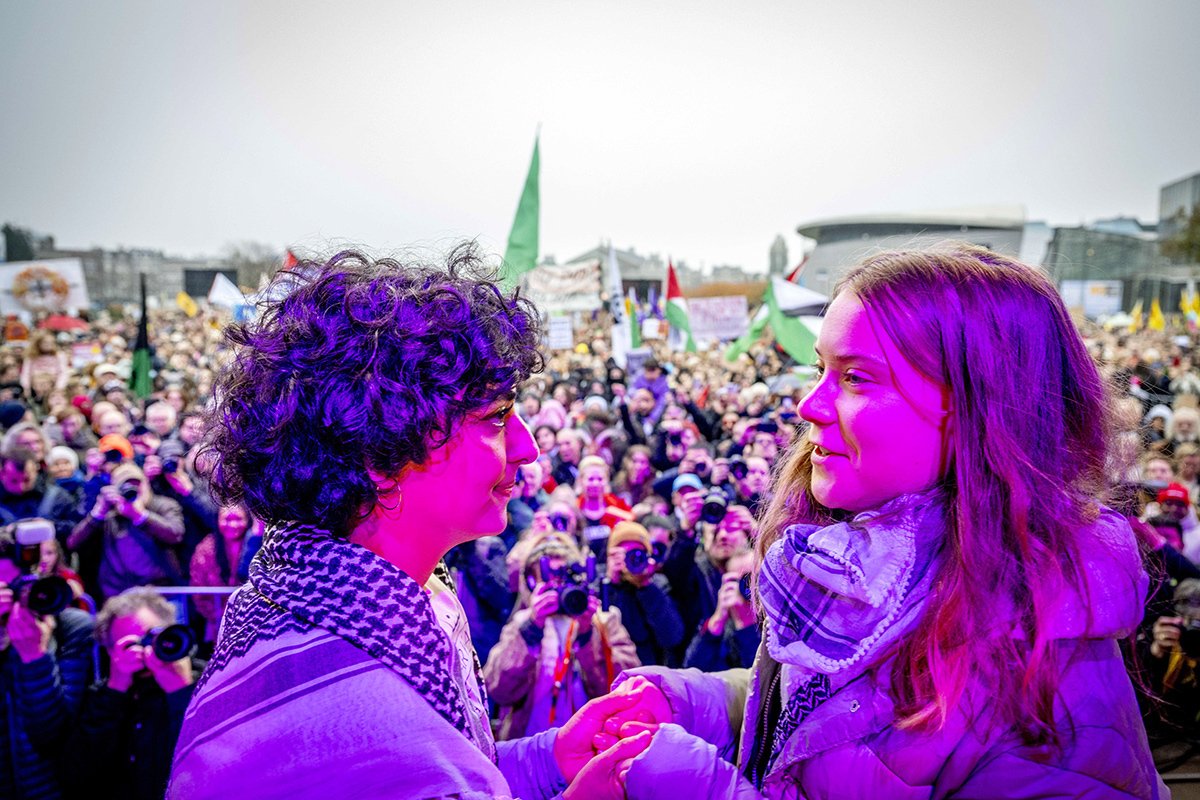 Грета Тунберг и Сахар Ширзад, соучредитель коллектива Azadi и обладательница премии PAX Peace Dove 2023, в рамках марша за климат и справедливость в Амстердаме, Нидерланды, 12 ноября 2023 года. Фото: Robin Utrecht / EPA-EFE