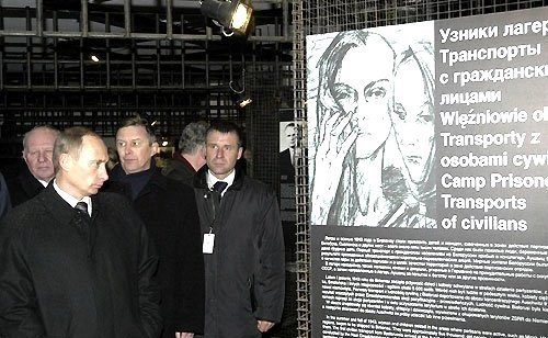 Владимир Путин осматривает музейную экспозицию в блоке 14 лагеря Освенцим. Фото:  Kremlin