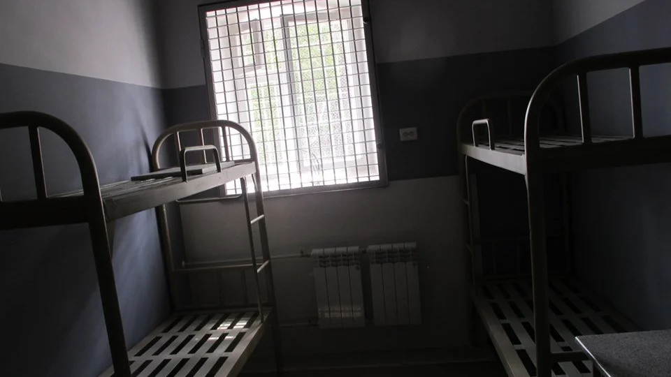 В Иркутске пятерых сотрудников ФСИН приговорили к срокам до пяти лет колонии по делу о пытках в СИЗО