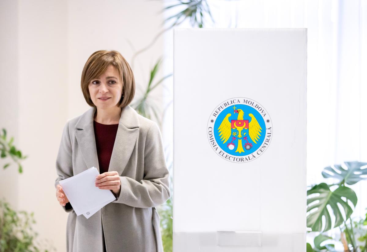 Moldovan President Maia Sandu votes at poling station in Chisinau, Moldova, 20 October 2024. Photo: EPA-EFE/DUMITRU DORU