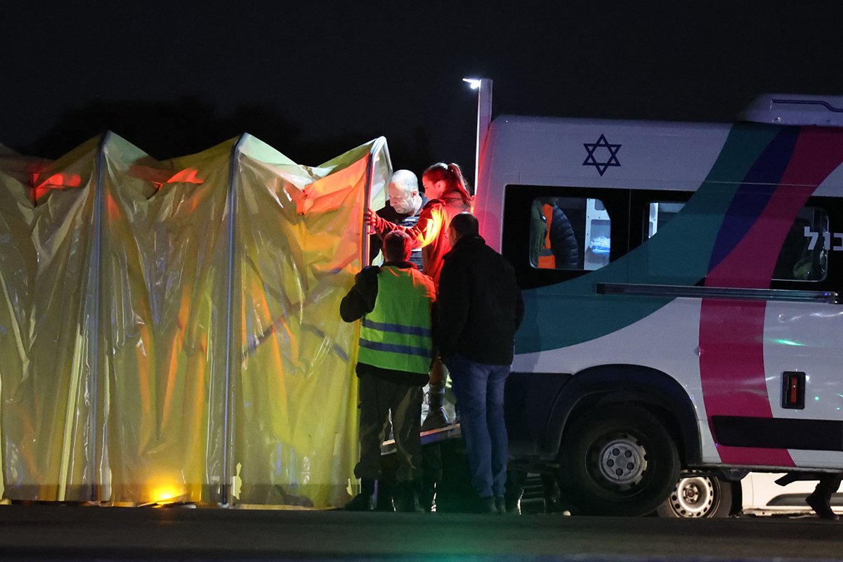 Медики и солдаты пересаживают в машины скорой помощи израильских заложников, удерживаемых ХАМАС в секторе Газа, медицинский центр «Шиба», Израиль, 28 ноября 2023 года. Фото: Abir Sultan / EPA-EFE