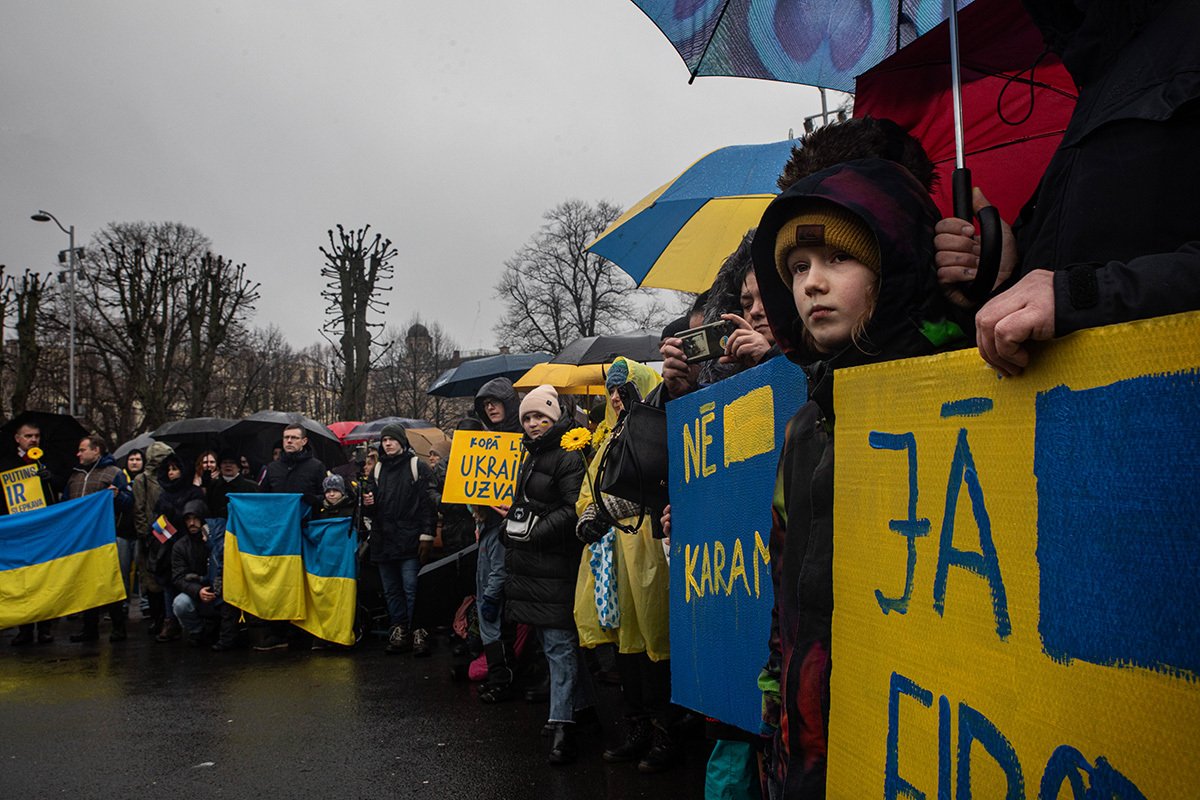 Tubimi në mbështetje të Ukrainës, Riga, 24 shkurt 2024.  Foto: Vlad Dokshin / Novaya Gazeta Europe