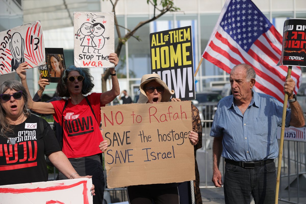 Протестующие держат транспаранты во время акции протеста с требованием немедленного освобождения израильских заложников, удерживаемых ХАМАС в секторе Газа в Тель-Авиве, Израиль, 1 мая 2024 года. Фото: Abir Sultan / EPA-EFE