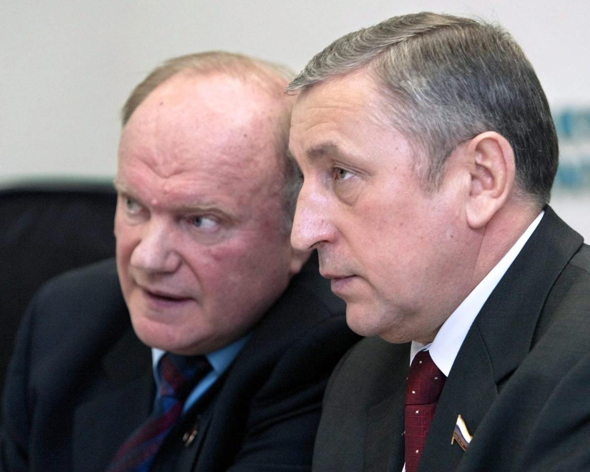 Геннадий Зюганов (слева) и Николай Харитонов (справа) проводят совместную пресс-конференцию, посвященную президентским выборам, 11 марта 2004 года. Фото: Игорь Харитонов / EPA