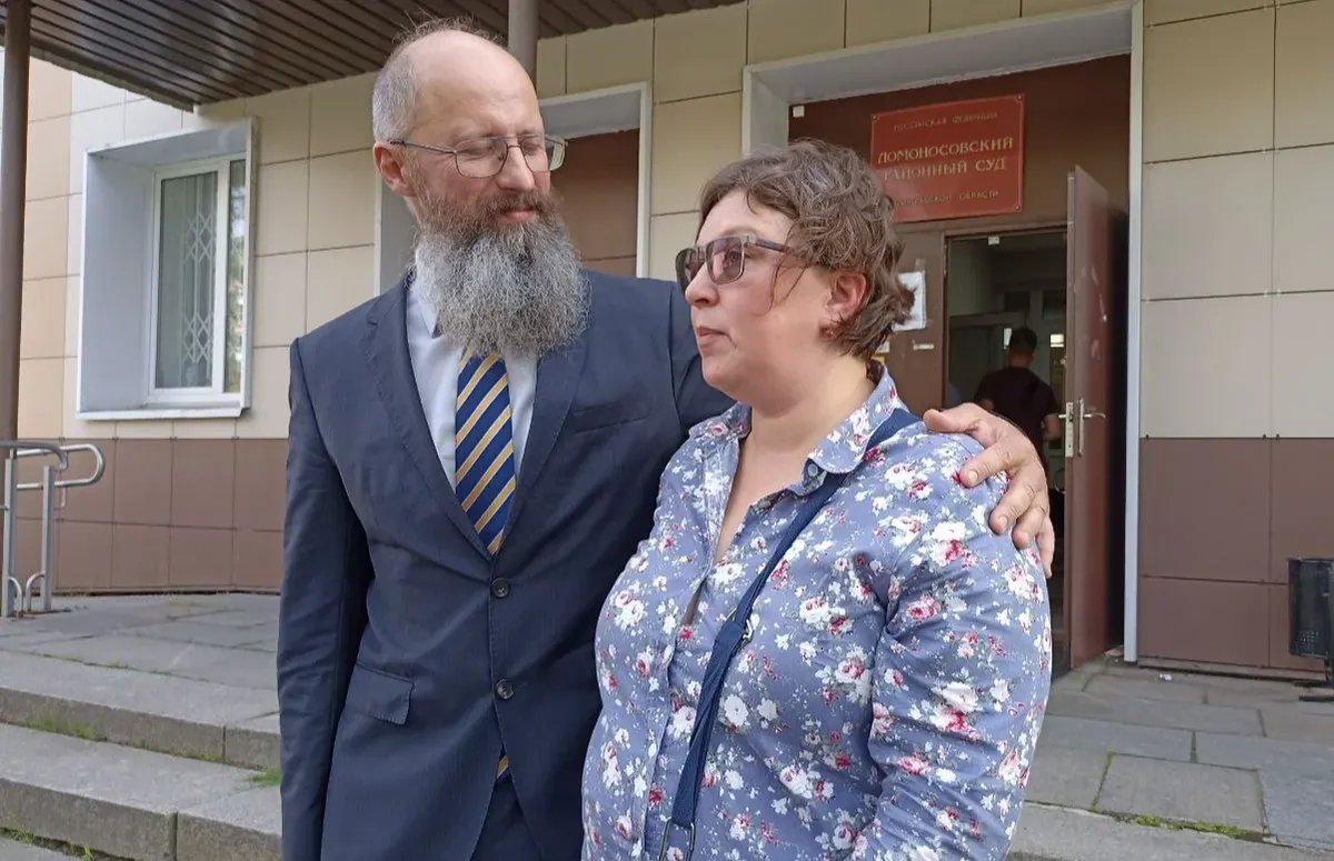 Dmitry Skurikhin with his wife Tatyana outside the court in Russko-Vysotskoye. Photo: Dmitry Tsyganov for Novaya Gazeta Baltic