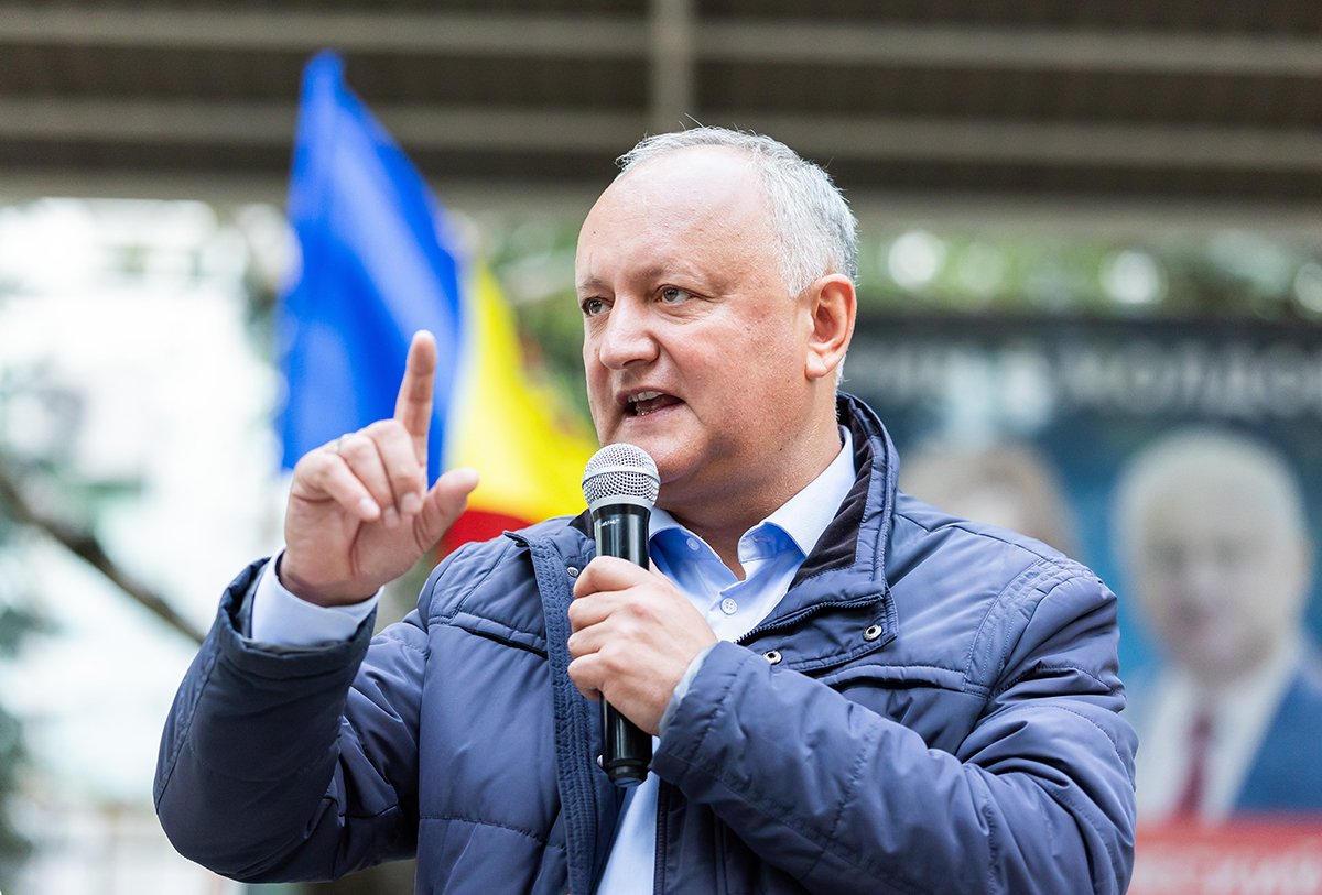 Игорь Додон произносит предвыборную речь на встрече с гражданами в городе Шолданешты, Молдова, 18 сентября 2025 года. Фото: Dumitru Doru / EPA