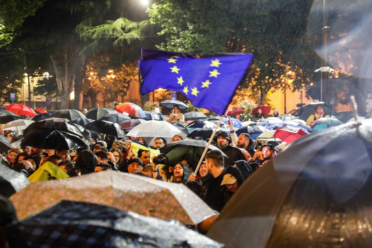 Флаг Евросоюза на акции протеста в Тбилиси, Грузия, 19 мая 2023 года. Фото: Зураб Курцикидзе / EPA-EFE