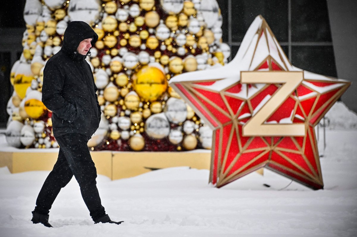 Мужчина проходит мимо новогодней звезды с буквой Z, Москва, 15 декабря 2023 года. Фото: Александр Неменов / AFP / Scanpix / LETA