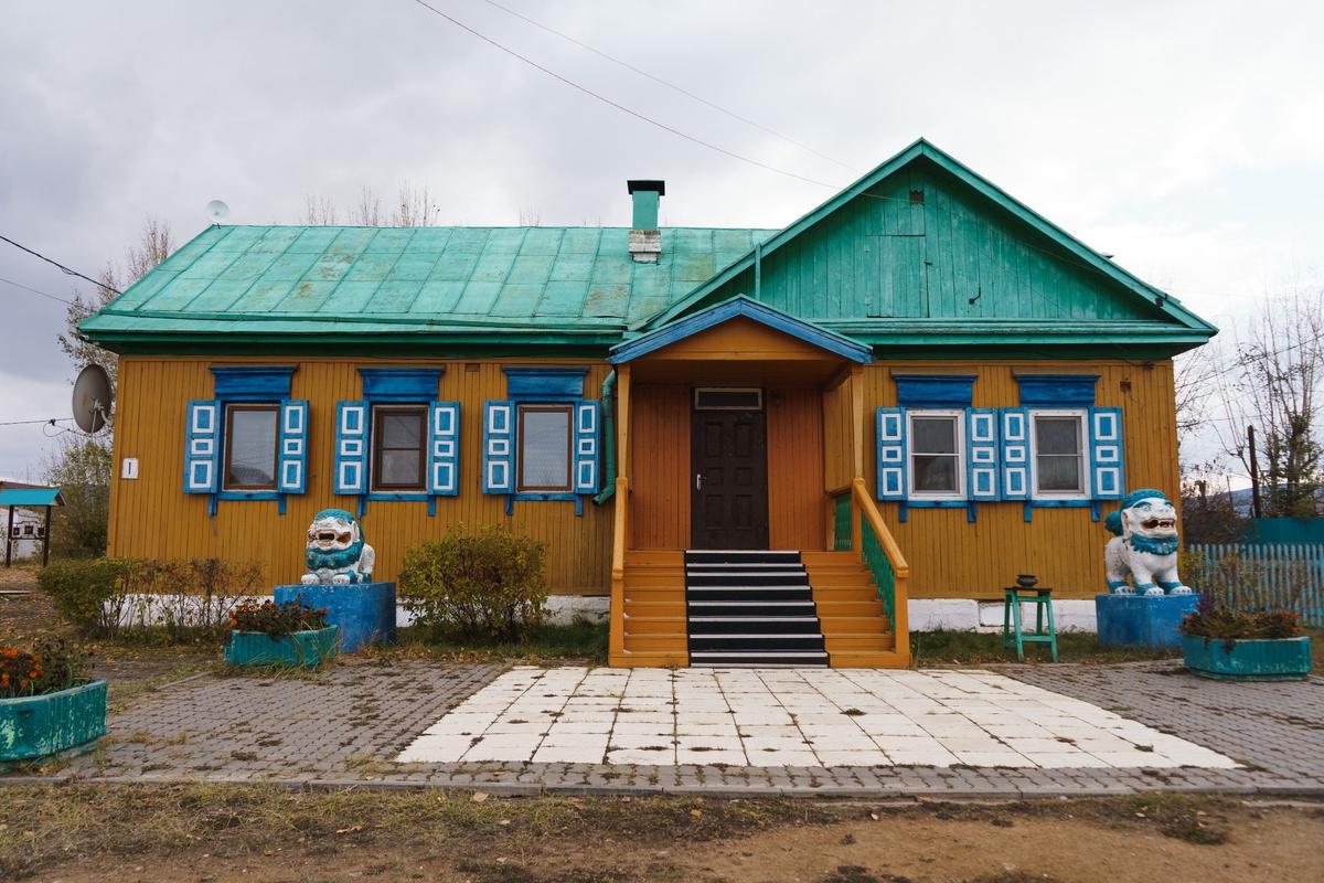 Резиденция главы традиционной буддийской Сангхи Дамбы Аюшеева. Фото: Мария Калашникова