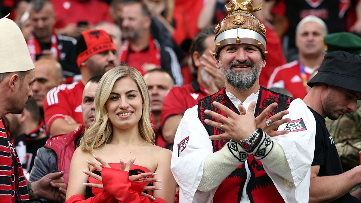 Болельщики Албании показывают пальцами двуглавого орла - символ и Косово, и Албании, перед футбольным матчем Евро-2024 между сборными Италии и Албании, Дортмунд, Германия, 15 июня 2024 года. Фото: Friedemann Vogel / EPA-EFE