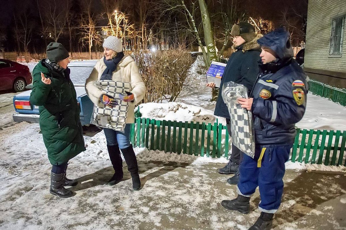 Сотрудники МЧС раздают жителям одеяла, 6 января 2024 года. Фото: Григорий Артамонов / VK