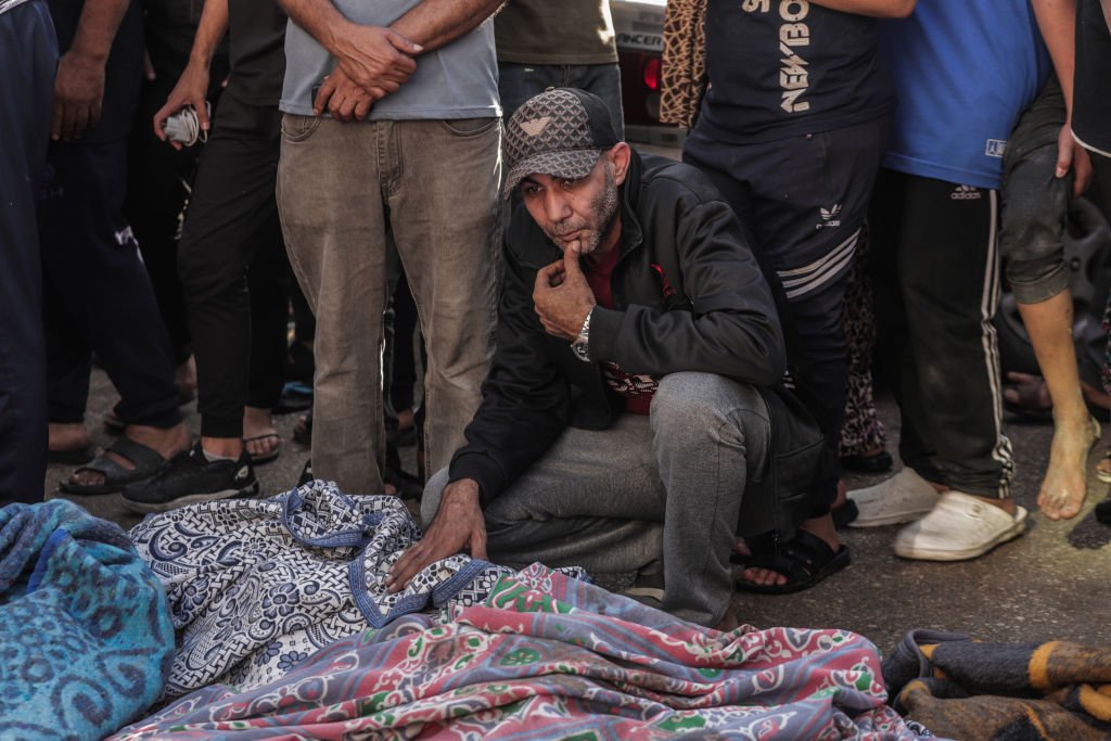 Тела погибших людей возле больницы «Аль-Шифа». Фото: Mohammad Abu Elsebah / picture alliance / Getty Images