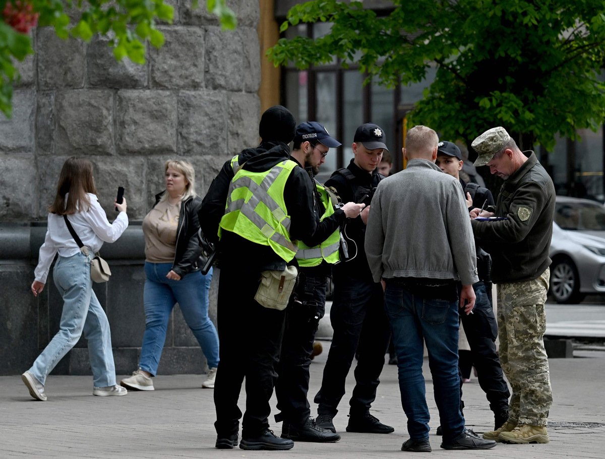 Украинские военнослужащие и сотрудники полиции проверяют документы у мужчины в центре Киева, 25 апреля 2024 года. Фото: Сергей Супинский / AFP / Scanpix