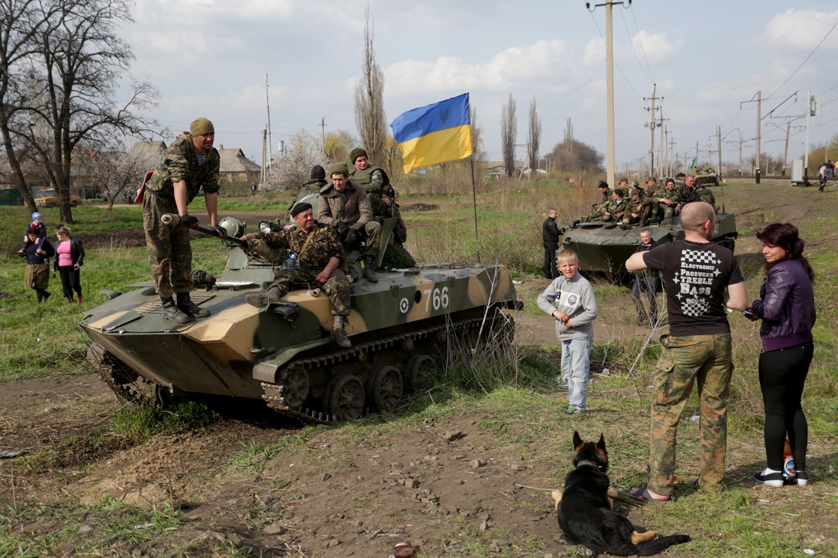 Украинские солдаты сидят на своем бронетранспортере в Краматорске, 16 апреля 2014 года. Фото: Анастасия Власова / EPA