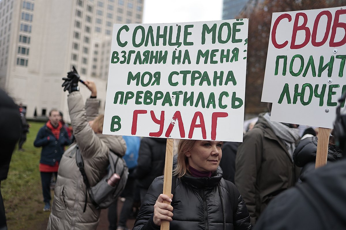 Участники митинга с креативными лозунгами. Фото: Василий Крестьянинов / «Новая газета Европа»