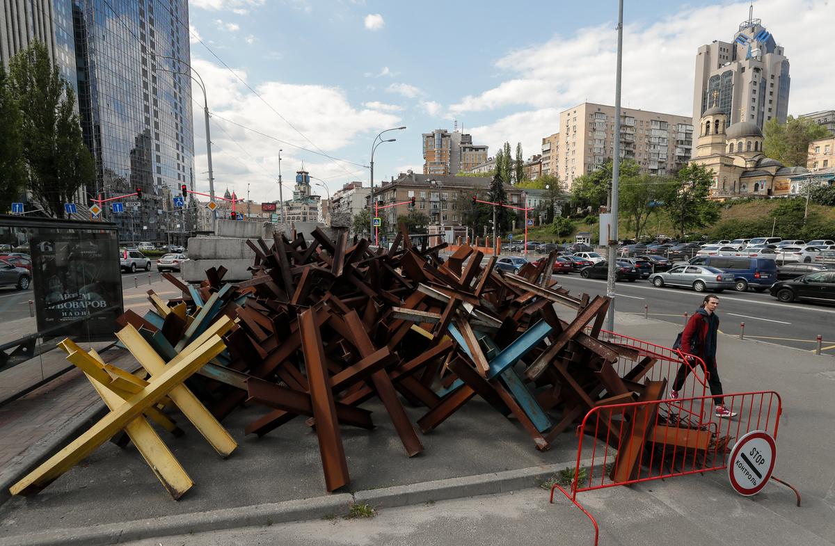 Блокпост в центре Киева. Фото: EPA-EFE/SERGEY DOLZHENKO