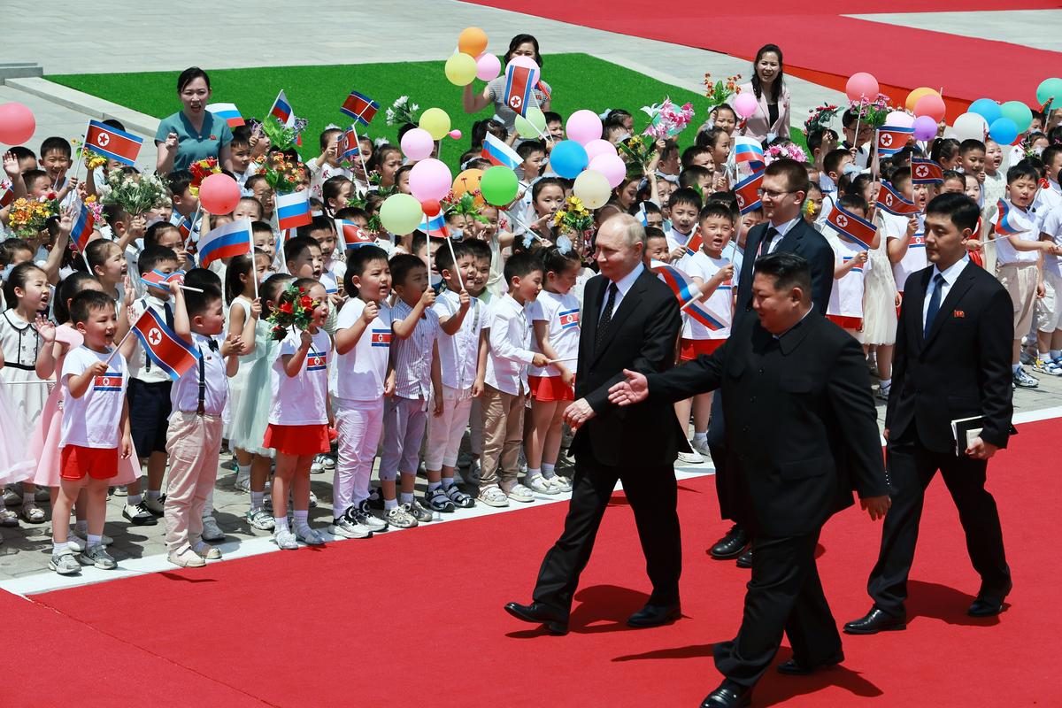 Putin and Kim at the welcome ceremony in Pyongyang, 19 June 2024. Photo: EPA-EFE/VLADIMIR SMIRNOV / SPUTNIK / KREMLIN POOL