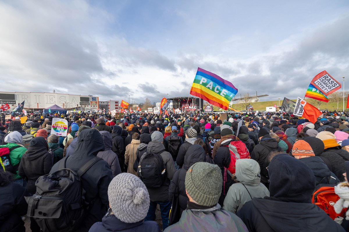 Сцена на акции протеста против съезда AfD в Ризе, 11 января 2025 года. Фото: Daniel Wagner / dpa / picture-alliance / Scanpix / LETA