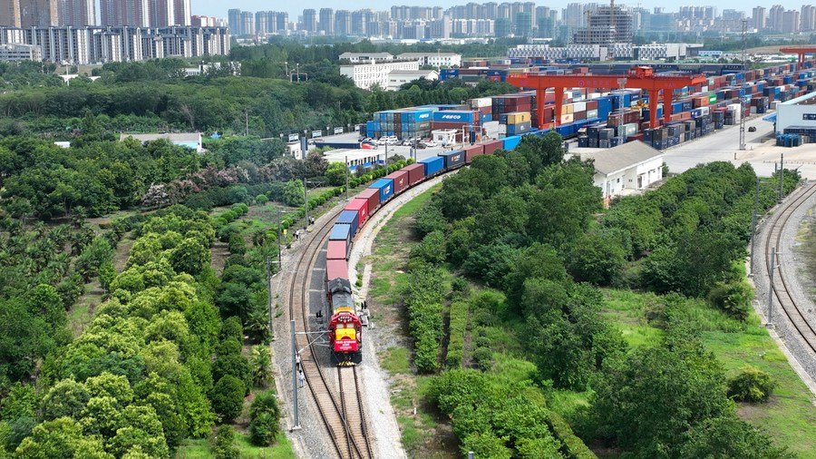 Грузовой поезд Китай-Европа с контейнерами готовится к отправке. Фото:  Belt and Road Portal