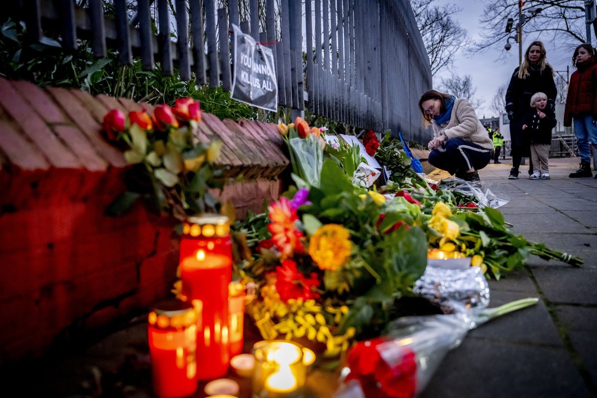 Люди собрались у российского посольства в Гааге, чтобы провести акцию в память о покойном оппозиционере Алексее Навальном, 16 февраля 2024 года. Фото: Hollandse Hoogte / Shutterstock / Vida Press