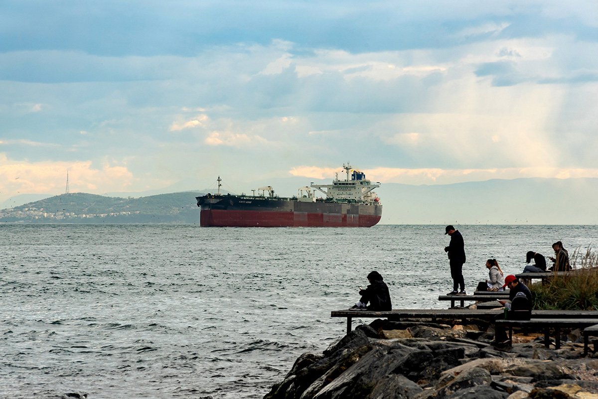 Нефтяной танкер входит в пролив Босфор в направлении Черного моря и порта Новороссийск. Фото: John Wreford / SOPA Images / LightRocket / Getty Images