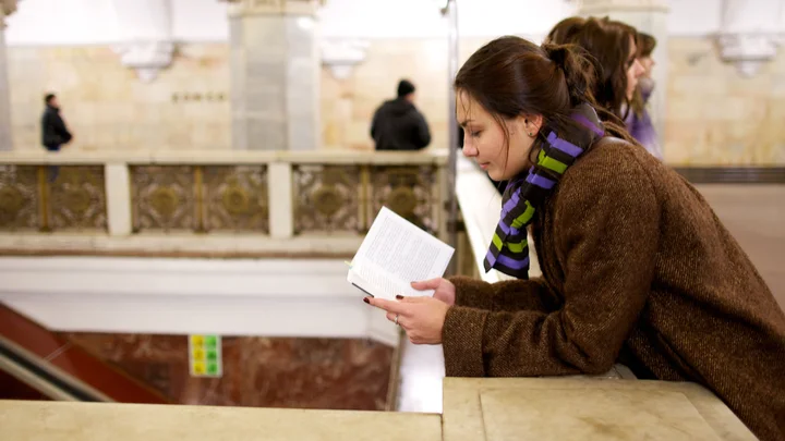 Безопасно ли читать «запрещенную» книгу на ЛГБТ-тематику в метро или автобусе?