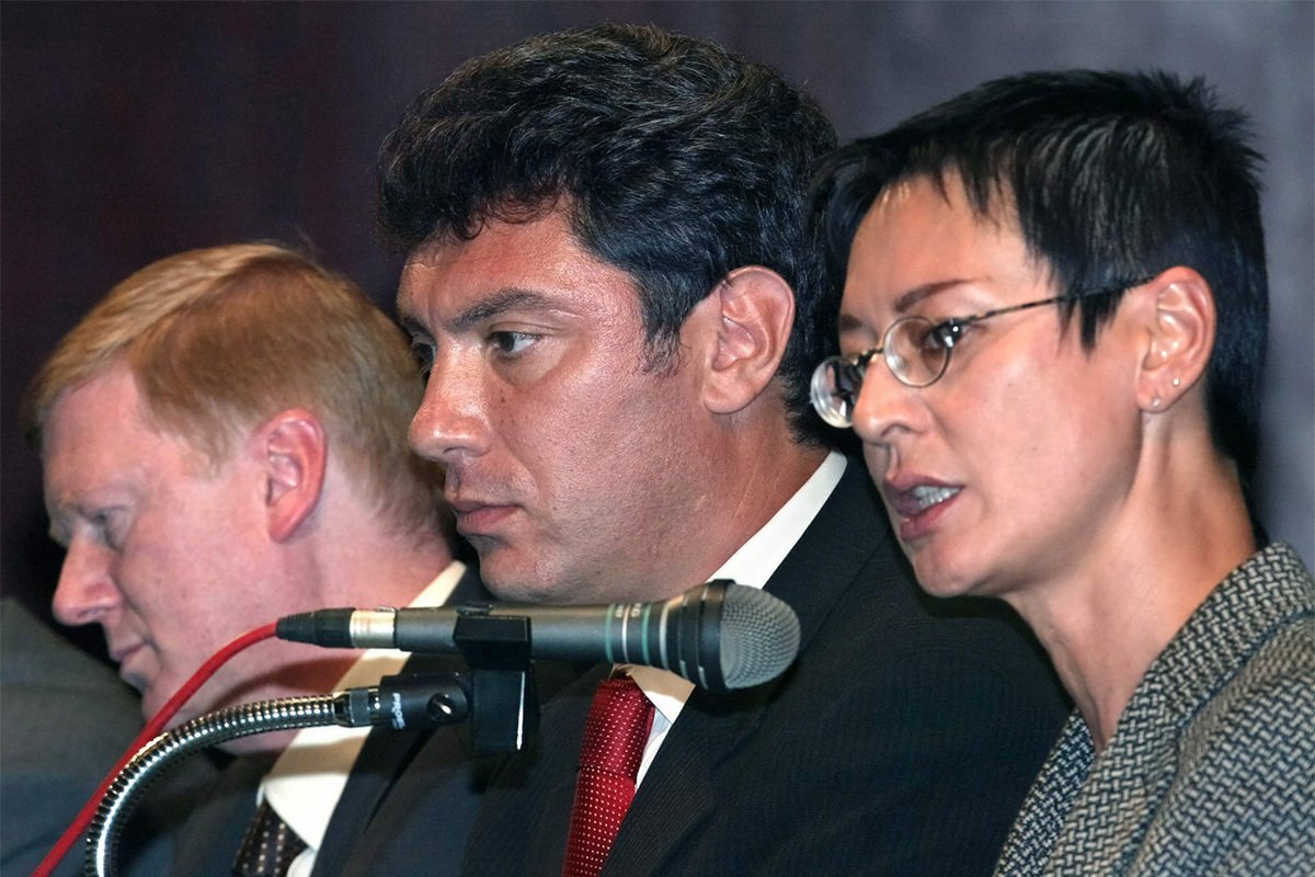 Лидеры «Союза правых сил» Анатолий Чубайс, Борис Немцов и Ирина Хакамада на пресс-конференции, 8 сентября 2003 года. Фото: Юрий Кочетков, EPA.