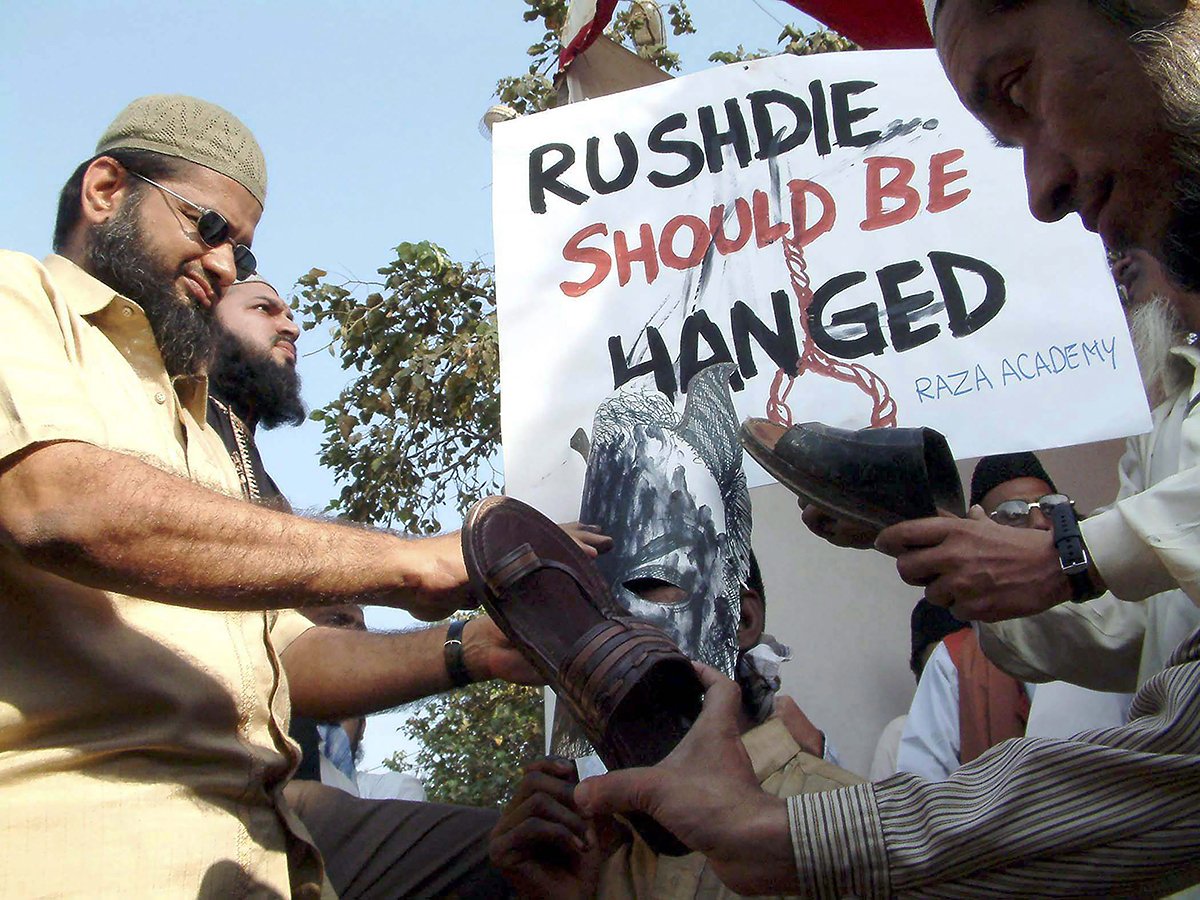 Индийские мусульмане проводят акцию протеста против визита Салмана Рушди в Бомбей, Индия, 12 января 2004 года. Фото: Vishal Olwe / EPA
