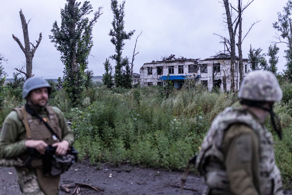 Украинские военные на линии фронта неподалеку от Луганска. Фото: Diego Herrera Carcedo / Anadolu Agency / Getty Images