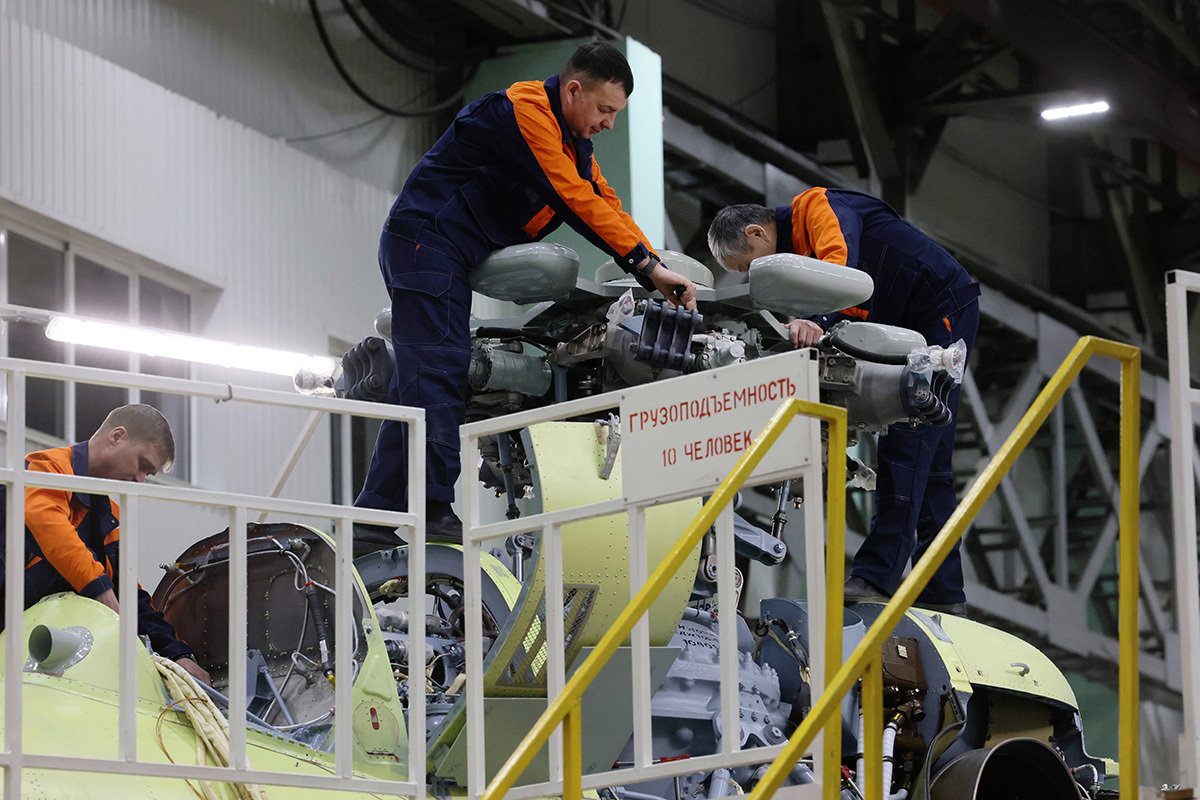 Сборка военного вертолета на авиационном заводе в Улан-Удэ. Фото: Михаил Метцель / Sputnik / Kremlin / EPA-EFE
