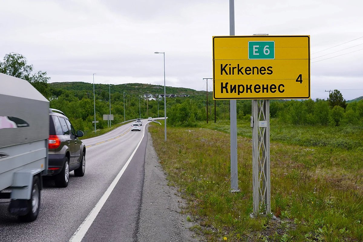 A road sign in Russian and Norwegian in Kirkenes, Norway. Photo: James Brooks / AFP / Scanpix / LETA