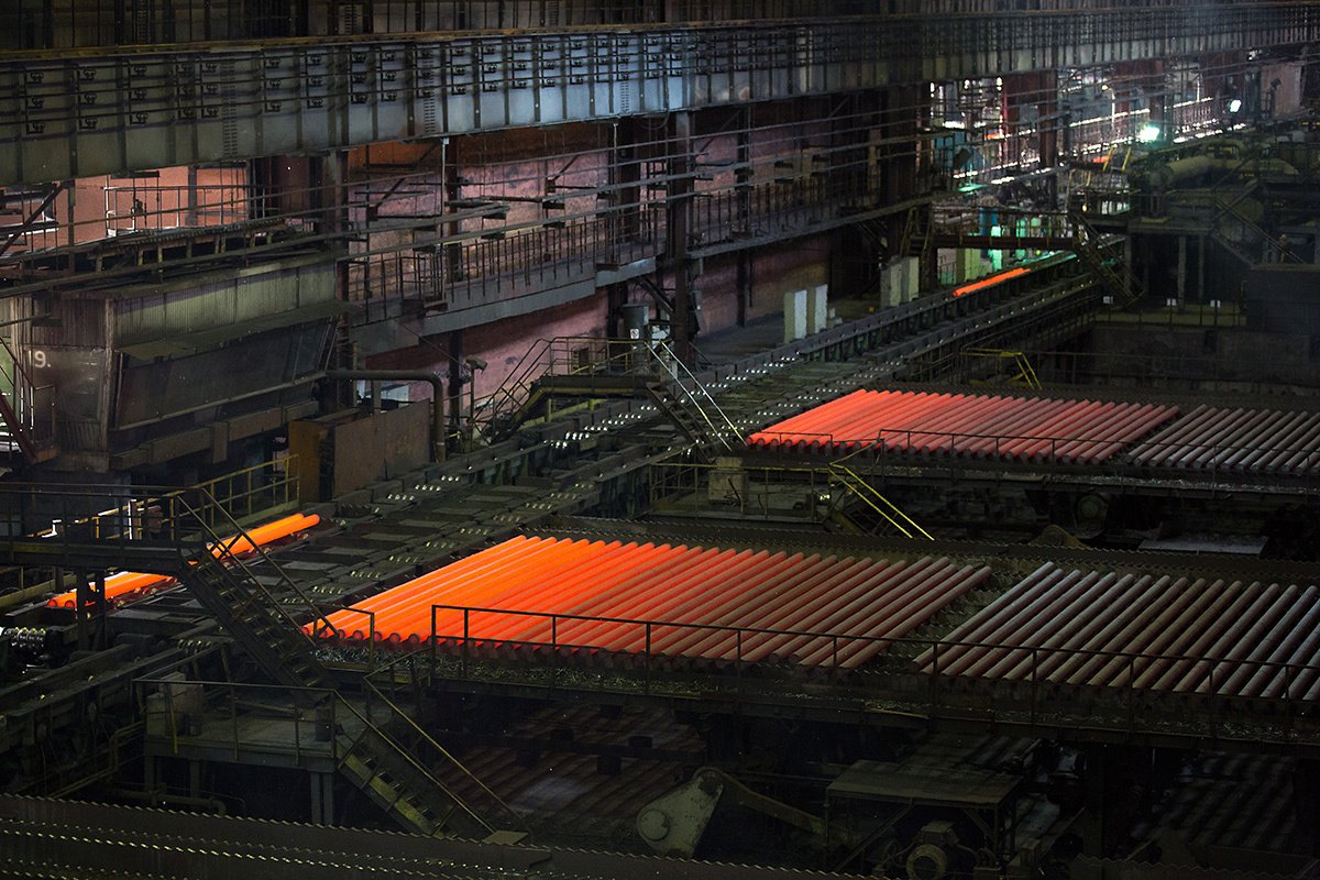 Отрезки раскаленной стали на производственной линии на Оскольском электрометаллургическом комбинате (ОЭМК), принадлежащем холдингу «Металлоинвест». Фото: Андрей Рудаков / Bloomberg / Getty Images