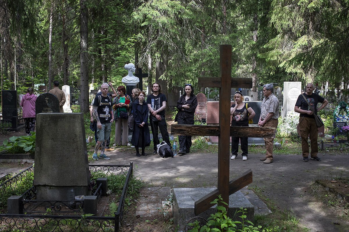 Пришедшие почтить память Курехина на Комаровском кладбище. Фото: Дмитрий Цыганов