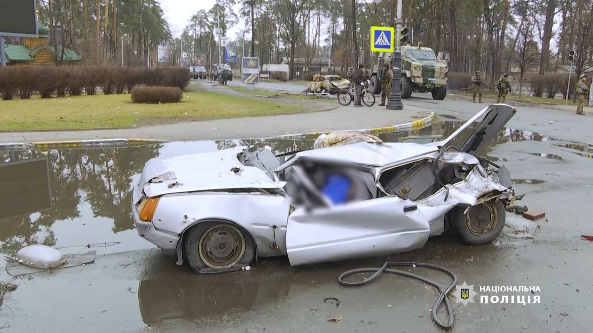 Уничтоженная гражданская машина с телом водителя внутри. Буча, 2 апреля 2022 года. Фото: Полиция Украины