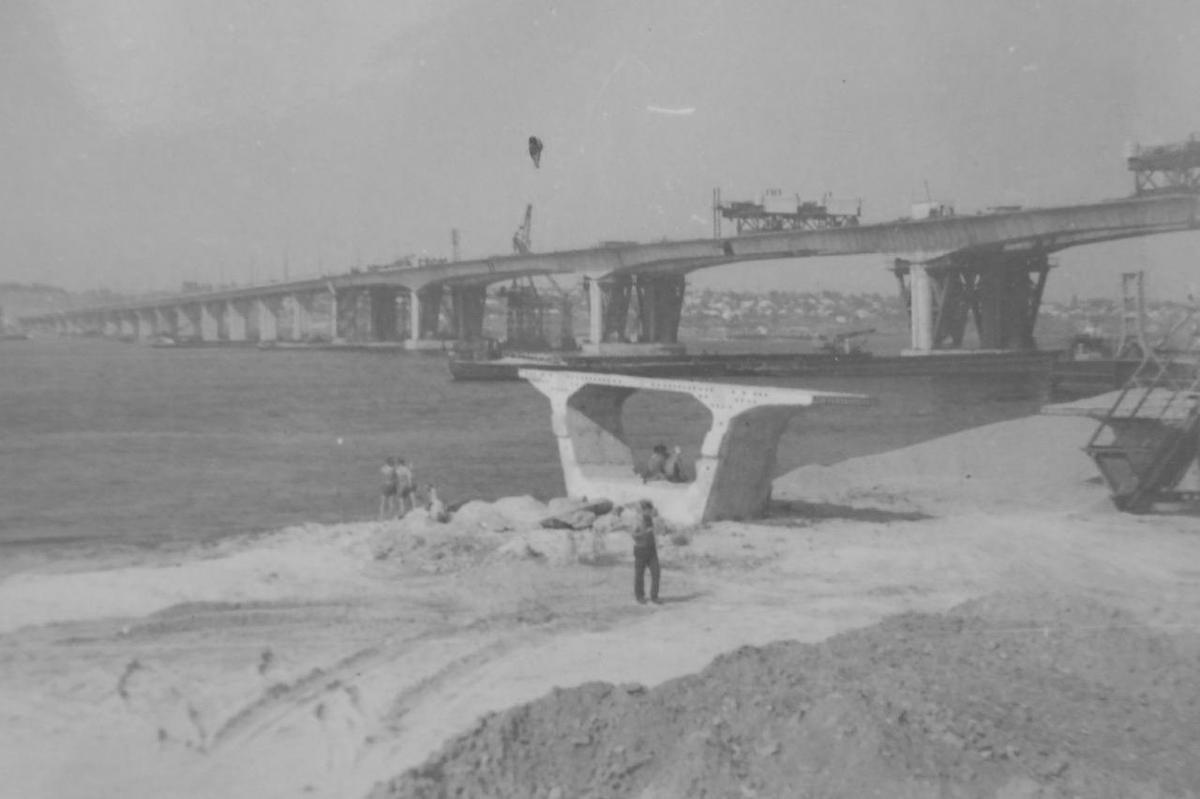 Строительство Антоновского моста, 80-е годы. Иллюстрации из книги Афанасия Дерменжи «Проспект над Днепром»