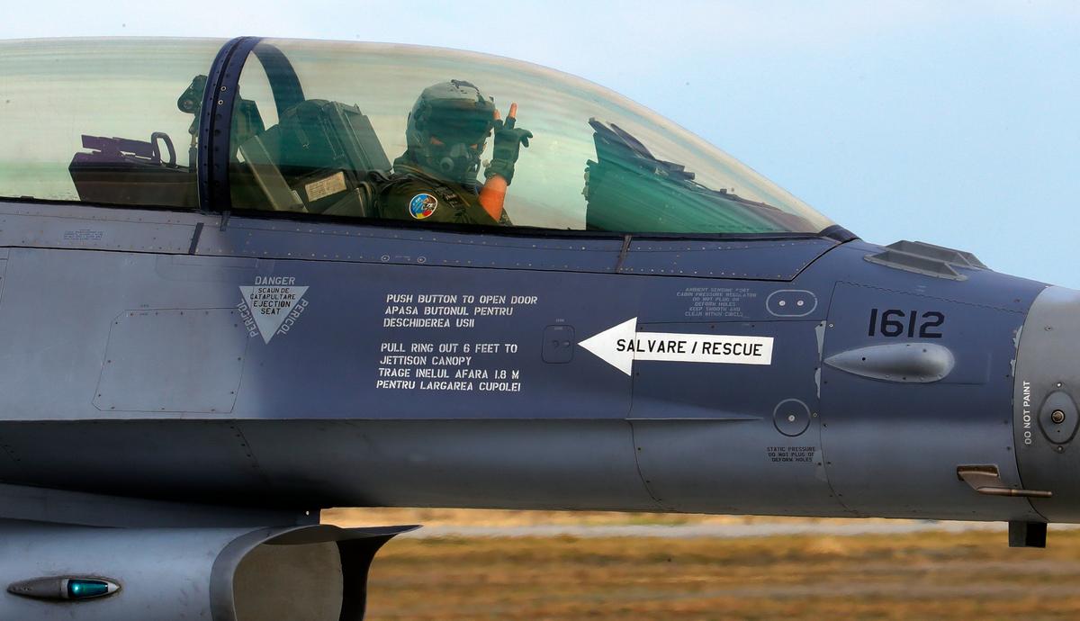 A pilot in the cockpit of an F-16 Falcon at the opening ceremony for the European F-16 Training Center, in Borcea, Romania, 13 November 2023. Photo: EPA-EFE/Robert Ghement