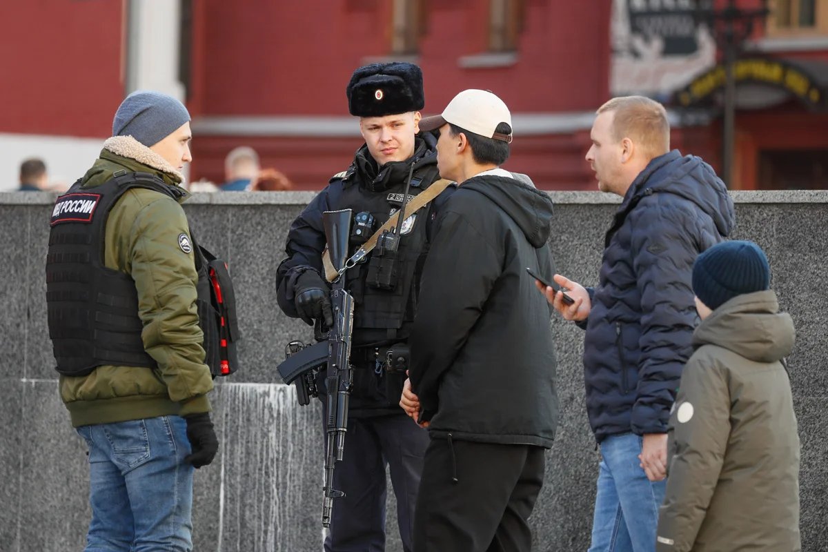 Armed police officers carry out checks on Moscow’s Red Square following the Crocus City Hall attack, 27 March 2024. Photo: YURI KOCHETKOV / EPA-EFE