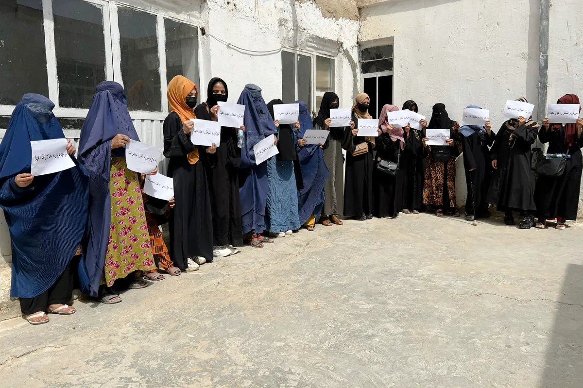 Афганские женщины держат плакаты с требованием прав на образование и работу, Мазари-Шариф, Афганистан, 26 июня 2023 года. Фото: EPA-EFE