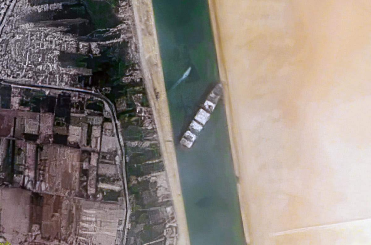 Контейнеровоз Ever Given, блокирующий Суэцкий канал. Спутниковый снимок от 27 марта 2021 года